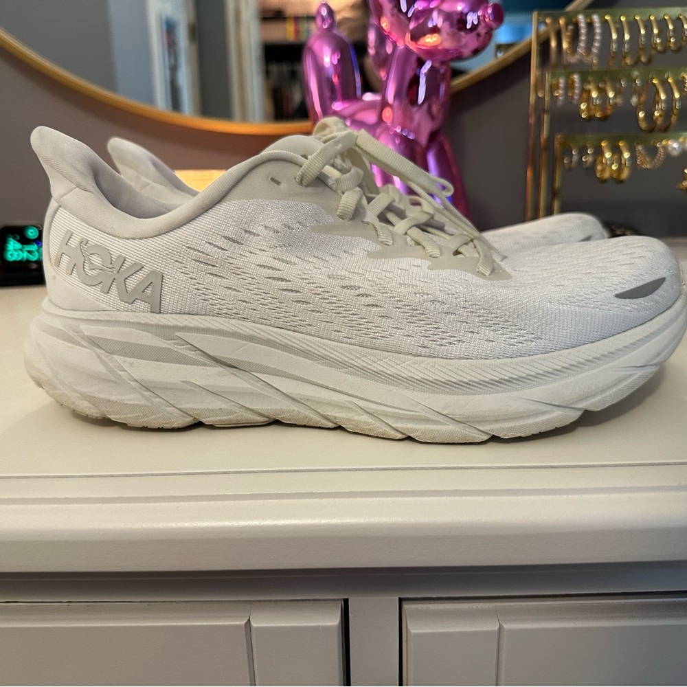 White hoka clifton 8s WIDE